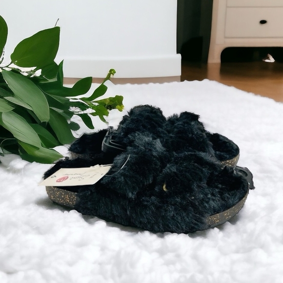 NWT Women’s Slippers Back Fluffy Buckle Top Slides Comfy Soft Fur Slides Sandals - Picture 1 of 5